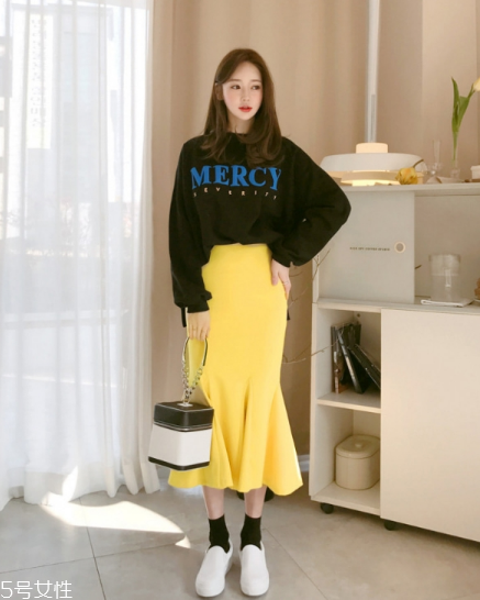 衛(wèi)衣搭配什么裙子好看？春日少女范兒盡顯