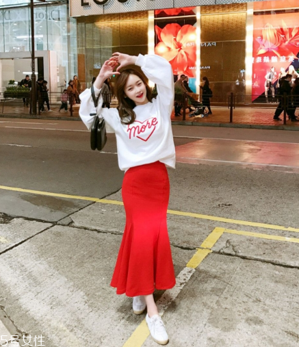 衛(wèi)衣搭配什么裙子好看？春日少女范兒盡顯