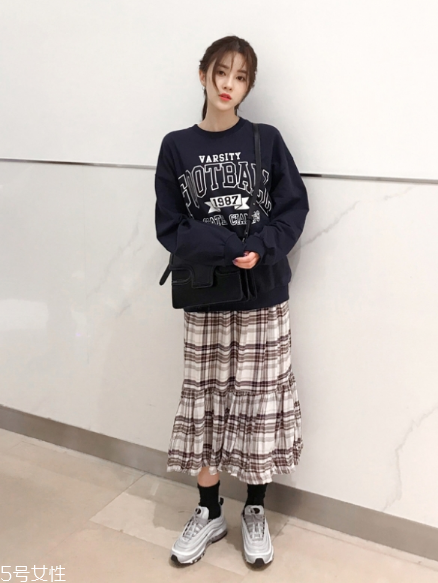 衛(wèi)衣搭配什么裙子好看？春日少女范兒盡顯