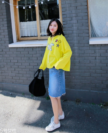 衛(wèi)衣搭配牛仔裙好看嗎？瞬間減齡變少女