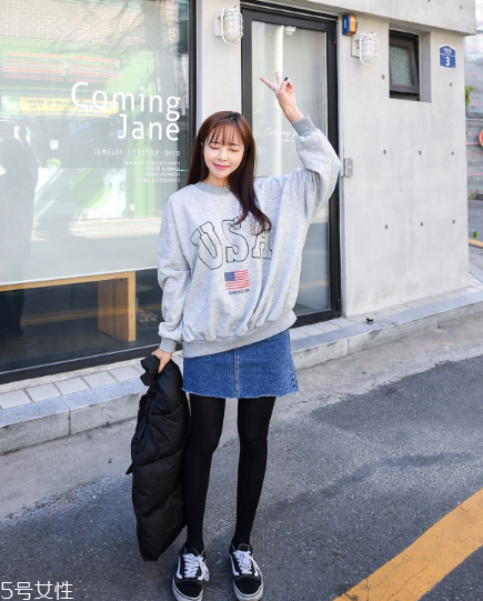 衛(wèi)衣搭配牛仔裙好看嗎？瞬間減齡變少女