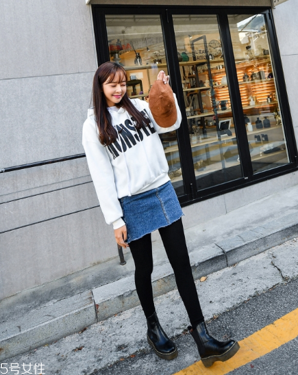 衛(wèi)衣搭配牛仔裙好看嗎？瞬間減齡變少女