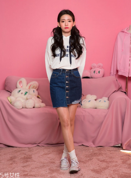 衛(wèi)衣搭配牛仔裙好看嗎？瞬間減齡變少女