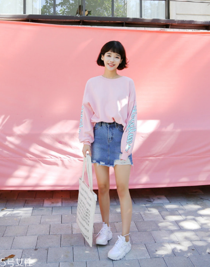 衛(wèi)衣搭配牛仔裙好看嗎？瞬間減齡變少女