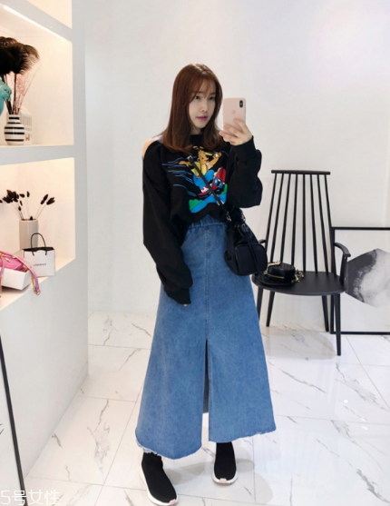 衛(wèi)衣搭配牛仔裙好看嗎？瞬間減齡變少女