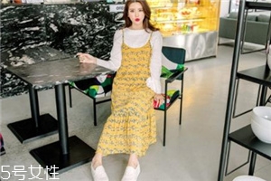 吊帶碎花裙配什么上衣？打造乖乖女形象