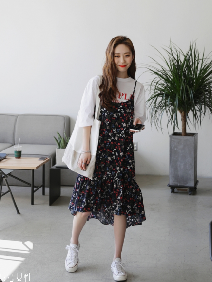 吊帶碎花裙配什么上衣？打造乖乖女形象