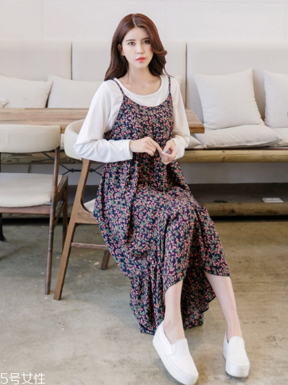 吊帶碎花裙配什么上衣？打造乖乖女形象