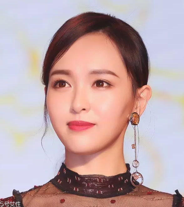 寬額頭適合什么劉海？2018額頭寬劉海圖片