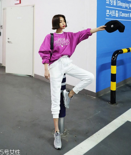 紫色衛(wèi)衣怎么搭配？流行色助你成為時(shí)尚女王