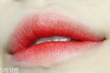 唇彩怎么涂好看？用下唇暈染上唇更好看