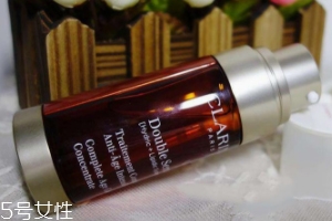 嬌韻詩雙管精華好用嗎？年輕肌膚的日常抗氧化產品