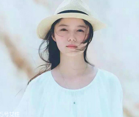 鹽系女生怎樣穿搭？清新無(wú)公害的鄰家女孩