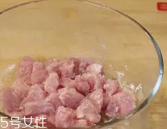 杏鮑菇怎么洗才干凈？鹽水泡泡輕松去污