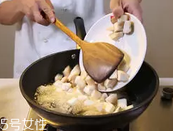 杏鮑菇怎么洗才干凈？鹽水泡泡輕松去污
