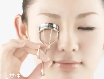 怎么刷睫毛膏才翹才長？8個步驟刷出動人電眼
