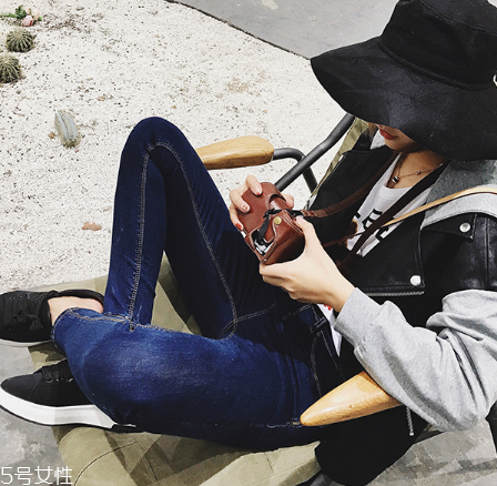 牛仔褲和休閑褲哪個好看？各有各的特色