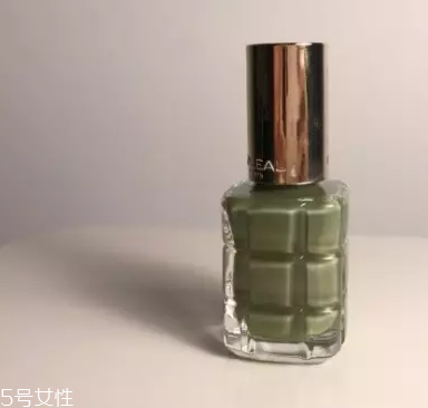 綠色指甲油配什么顏色？裸色和巧克力色是絕配