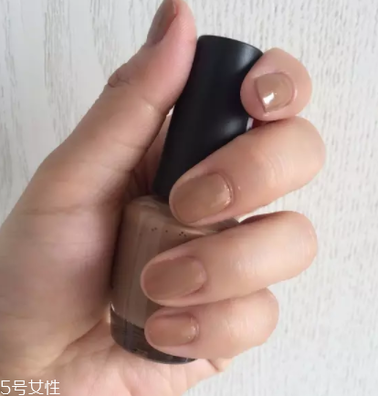 綠色指甲油顯手黑嗎？反光深綠色適合黃皮