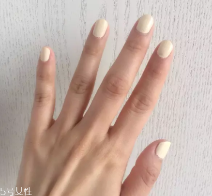 綠色指甲油顯手黑嗎？反光深綠色適合黃皮