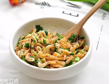 韭菜沒熟吃了會怎么樣？生韭菜很辛辣