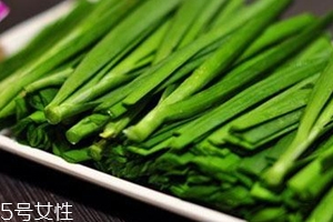 韭菜沒熟吃了會怎么樣？生韭菜很辛辣