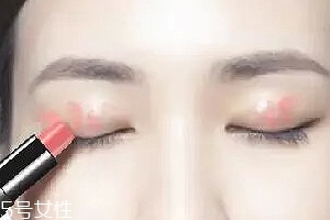怎么用口紅畫眼影？兩步畫好眼妝