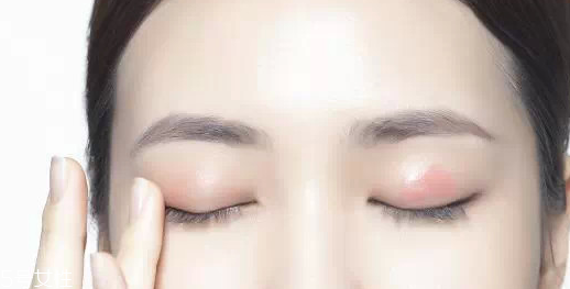 怎么用口紅畫眼影？兩步畫好眼妝