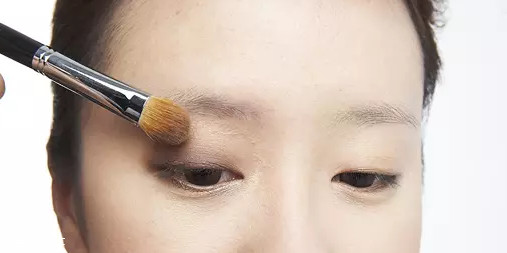 怎么用口紅畫眼影？兩步畫好眼妝
