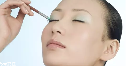 怎么用口紅畫眼影？兩步畫好眼妝