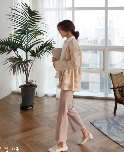 米色毛衣怎么搭配？打造氣質(zhì)女神范兒