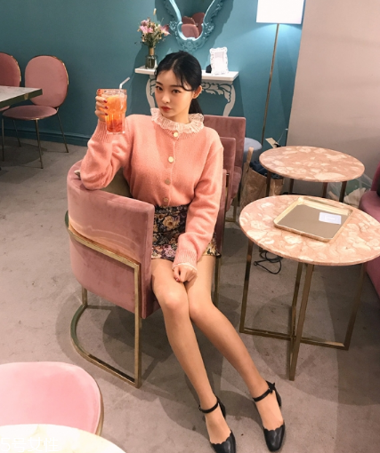 粉色針織衫怎么搭配？文藝又少女的穿搭經(jīng)典