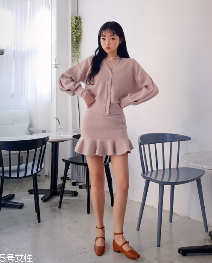 粉色針織衫怎么搭配？文藝又少女的穿搭經(jīng)典