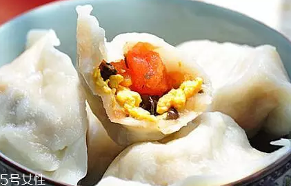 餃子餡先放水還是先放油？油是最后放的調(diào)料