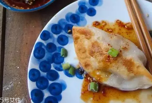 餃子餡先放水還是先放油？油是最后放的調(diào)料