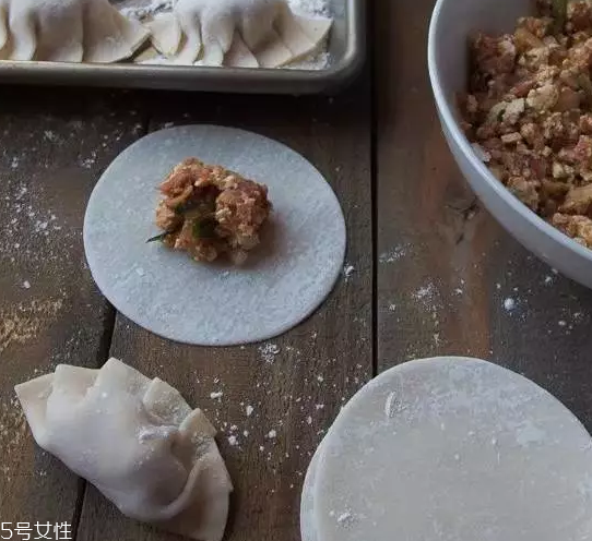 餃子餡先放水還是先放油？油是最后放的調(diào)料