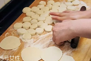 搟餃子皮怎么轉(zhuǎn)圈？借用巧力才能轉(zhuǎn)圈成圓