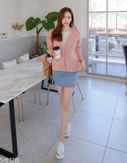 毛衣搭配短裙好看嗎？立顯俏皮少女范兒