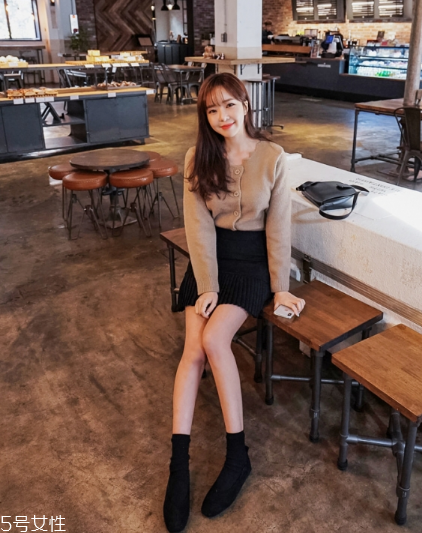 毛衣搭配短裙好看嗎？立顯俏皮少女范兒