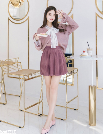 毛衣搭配短裙好看嗎？立顯俏皮少女范兒
