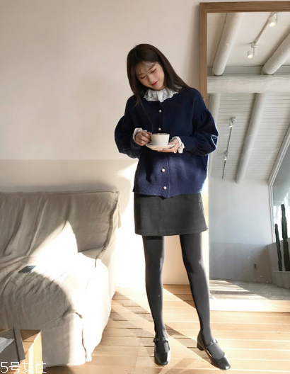 毛衣搭配短裙好看嗎？立顯俏皮少女范兒