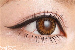 美瞳日拋在一天之內(nèi)可以重復戴嗎 度數(shù)和戴隱形眼鏡沒有關系