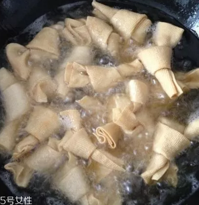 豆腐皮能油炸嗎？火候太猛容易炸糊