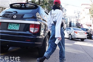 牛仔褲穿著掉色怎么辦？輕度掉色是正常的
