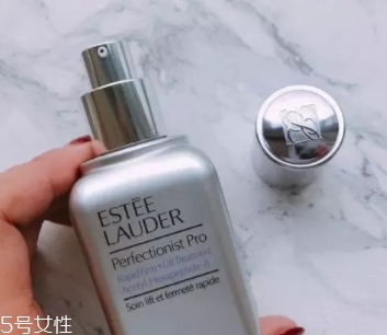 雅詩蘭黛線雕精華和小棕瓶哪個好？一起使用效果佳