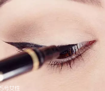 眼線眼尾怎么畫好看？用透明膠畫出優(yōu)美弧度