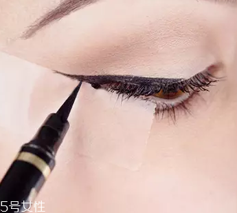 眼線眼尾怎么畫好看？用透明膠畫出優(yōu)美弧度