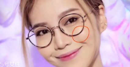 戴眼鏡好看還是不戴眼鏡好看？寬眼距戴眼鏡很精致