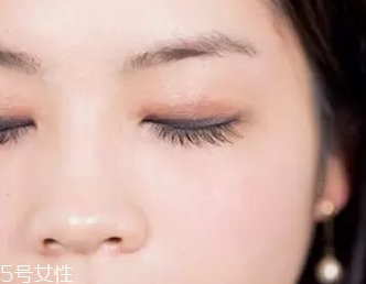 單眼皮如何畫眼影？亮色眼影會制造車禍現(xiàn)場