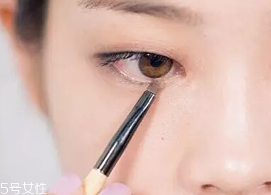 單眼皮如何畫眼影？亮色眼影會制造車禍現(xiàn)場